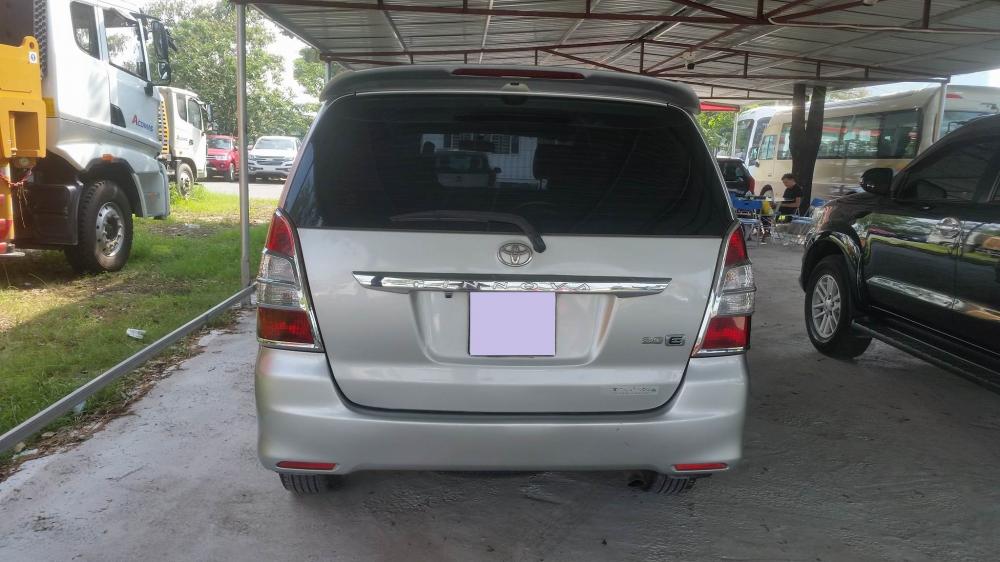 Toyota Innova 2.0E 2012 - Cần bán lại xe Toyota Innova sản xuất cuối năm 2012, màu bạc