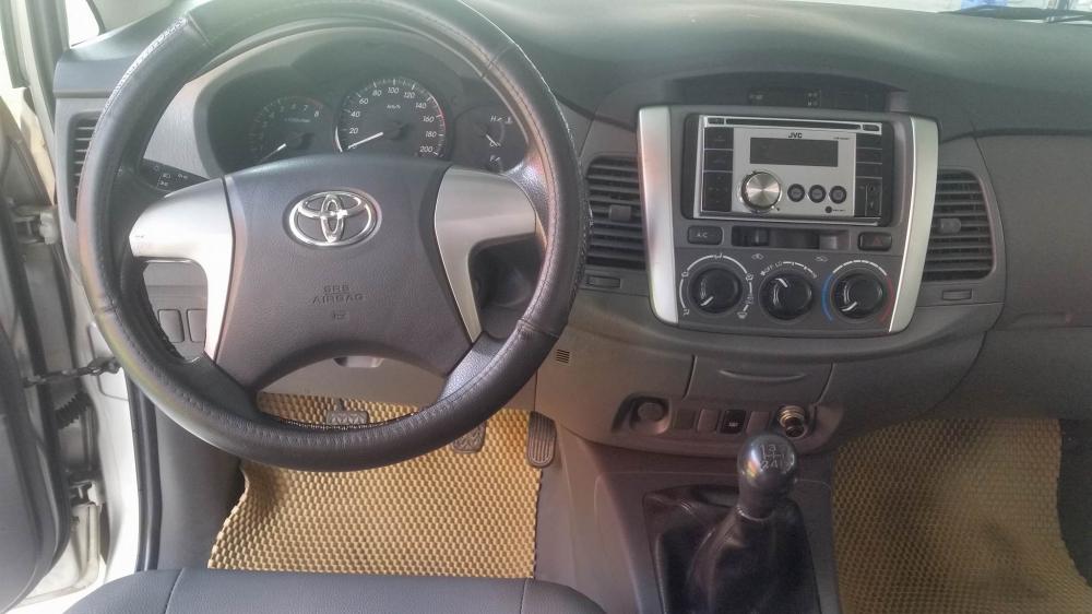 Toyota Innova 2.0E 2012 - Cần bán lại xe Toyota Innova sản xuất cuối năm 2012, màu bạc