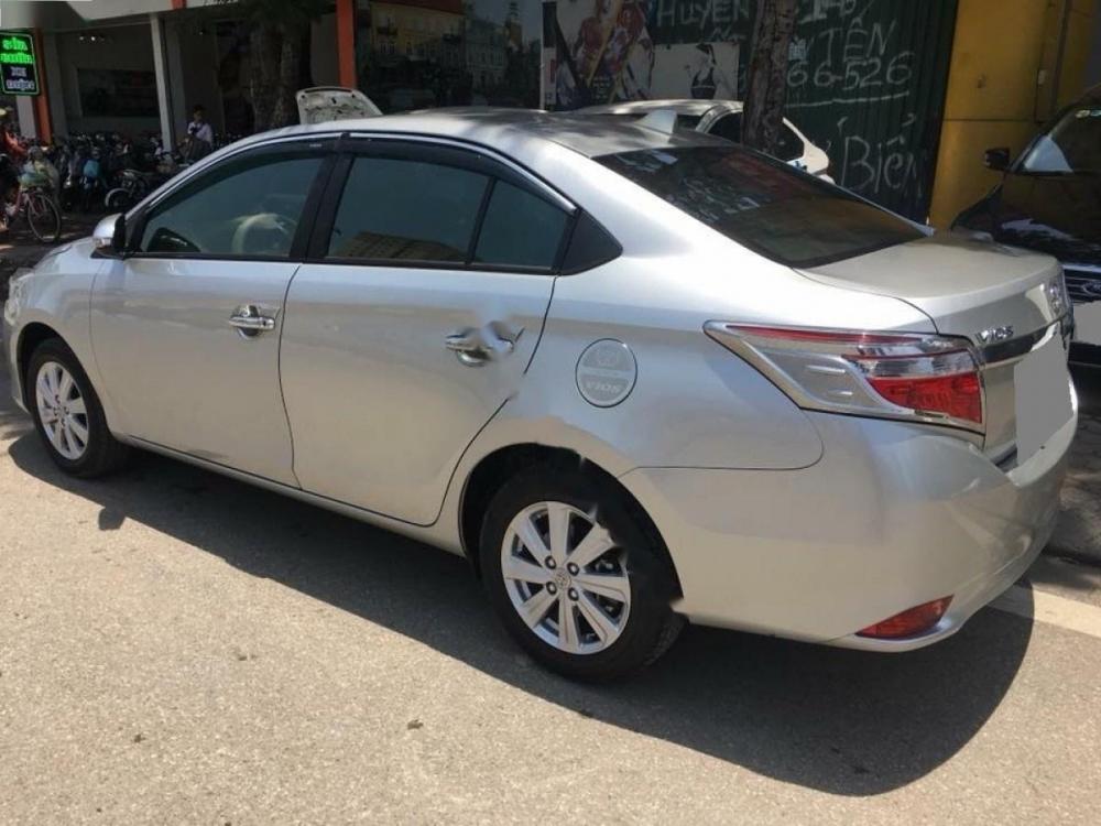 Toyota Vios 2017 - Bán Toyota Vios sản xuất 2017, màu bạc xe gia đình, giá tốt