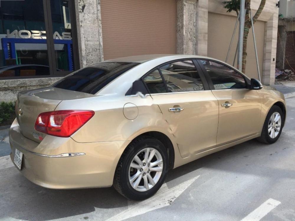 Chevrolet Cruze LT 1.6 MT 2015 - Bán xe Chevrolet Cruze LT 1.6 MT sản xuất năm 2015, màu vàng cát