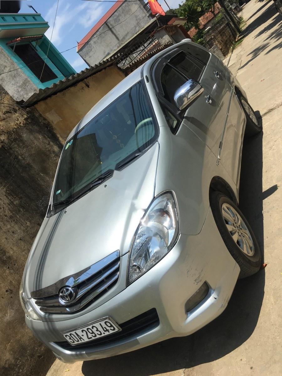 Toyota Innova 2011 - Bán Toyota Innova đời 2011, màu bạc chính chủ, 438tr