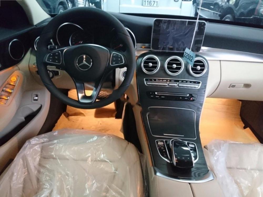 Mercedes-Benz C class C200 2018 - Cần bán xe Mercedes C200 đời 2018, màu đen