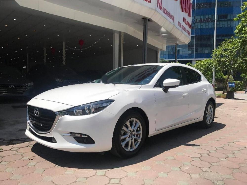 Mazda 3 1.5L Facelift 2017 - Cần bán xe Mazda 3 1.5L Facelift sản xuất 2017, màu trắng, 705tr