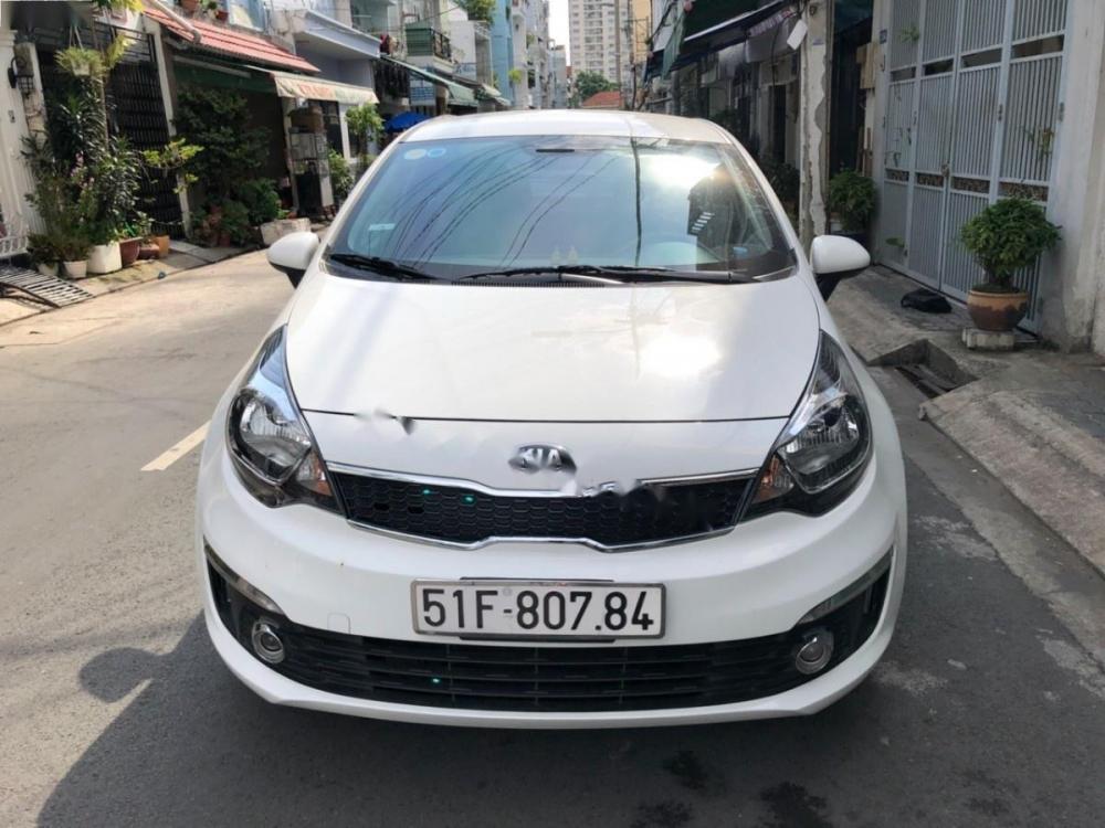 Kia Rio 1.4MT  2016 - Cần bán lại xe Kia Rio 1.4MT sản xuất năm 2016, màu trắng, nhập khẩu, xe gia đình, 415 triệu