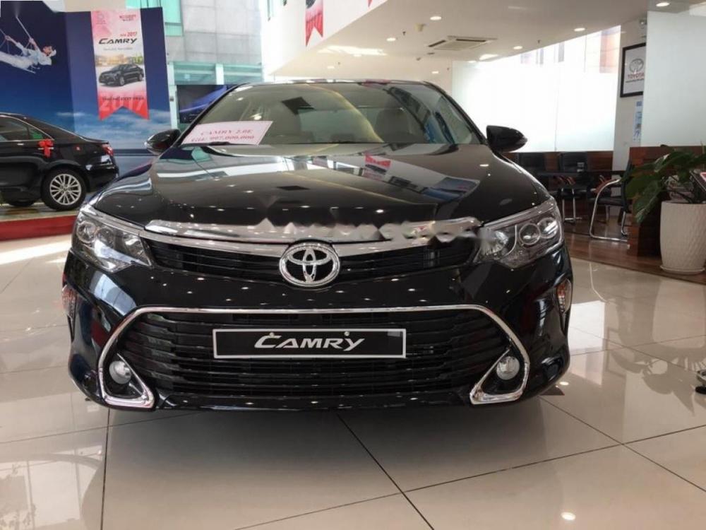 Toyota Camry 2.0E 2018 - Bán Toyota Camry 2.0E sản xuất 2018, màu đen, 967 triệu