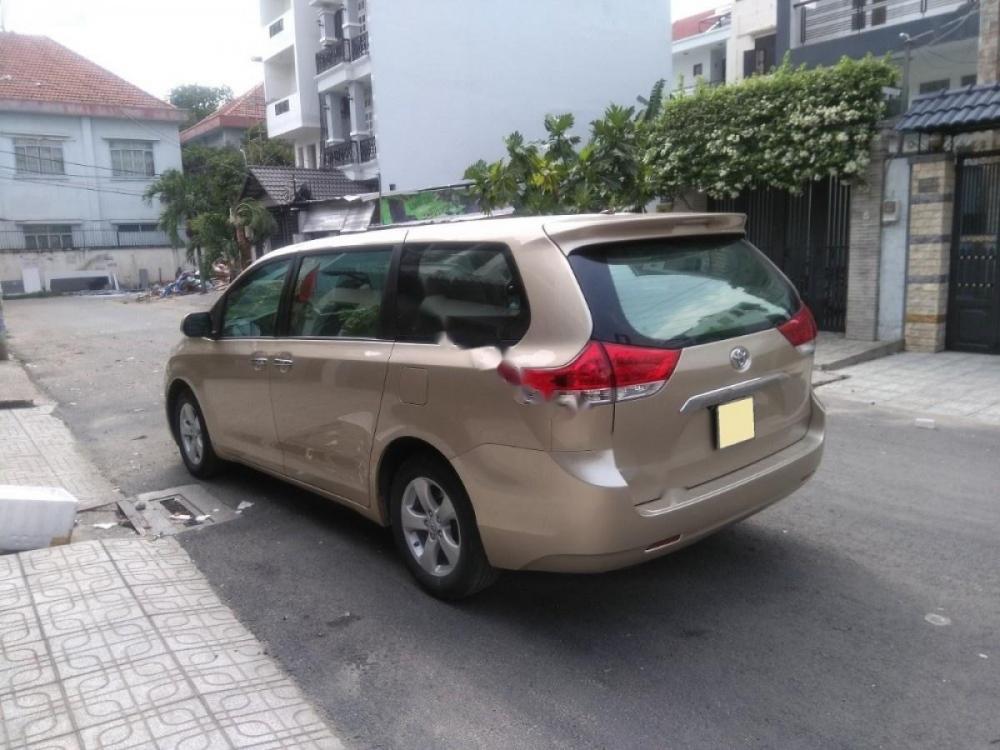 Toyota Sienna 2.7LE 2011 - Bán Toyota Sienna 2.7LE năm 2011, màu vàng, xe nhập