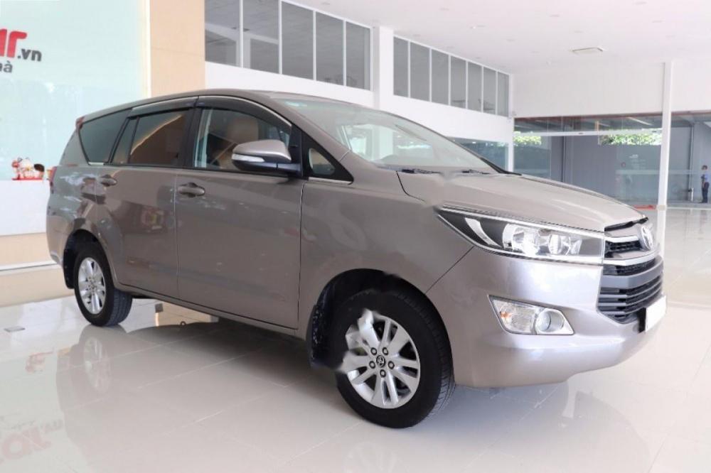 Toyota Innova 2.0E 2017 - Cần bán Toyota Innova 2.0E 2017, màu bạc