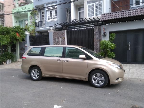 Toyota 2.7AT  2011 - Bán Toyota Siena 2.7AT sản xuất 2011, màu vàng, xe nhập