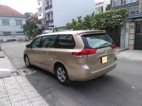 Toyota 2.7AT  2011 - Bán Toyota Siena 2.7AT sản xuất 2011, màu vàng, xe nhập