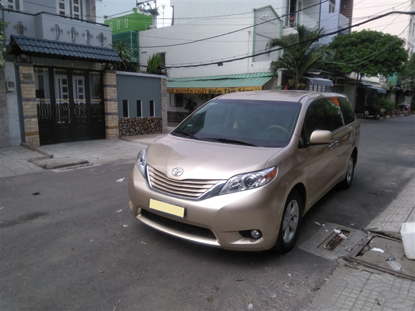 Toyota 2.7AT  2011 - Bán Toyota Siena 2.7AT sản xuất 2011, màu vàng, xe nhập