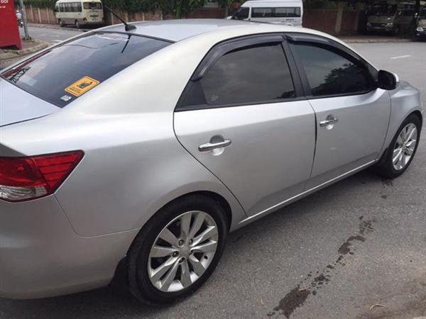 Kia Forte 1.6MT 2011 - Bán Kia Forte 1.6MT năm 2011, màu bạc, như mới