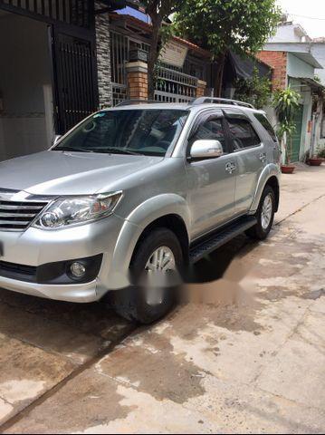 Toyota Fortuner V 2014 - Cần bán xe Toyota Fortuner 2014, màu bạc xe gia đình, giá 739tr