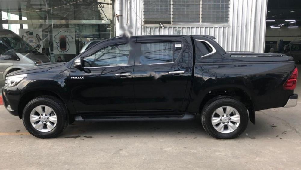 Toyota Hilux 2015 - Bán Toyota Hilux năm sản xuất 2015, màu đen, nhập khẩu 