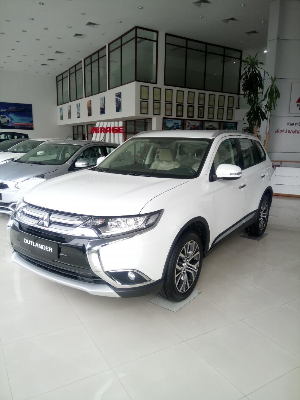 Mitsubishi Outlander 2.0 CVT 2018 - Bán xe Mitsubishi Outlander 2.0 CVT đời 2018, màu trắng