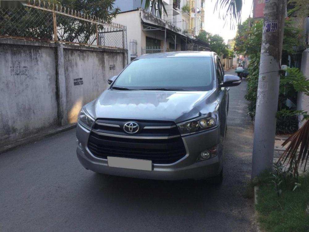 Toyota Innova E 2017 - Bán Toyota Innova E sản xuất 2017, màu xám 