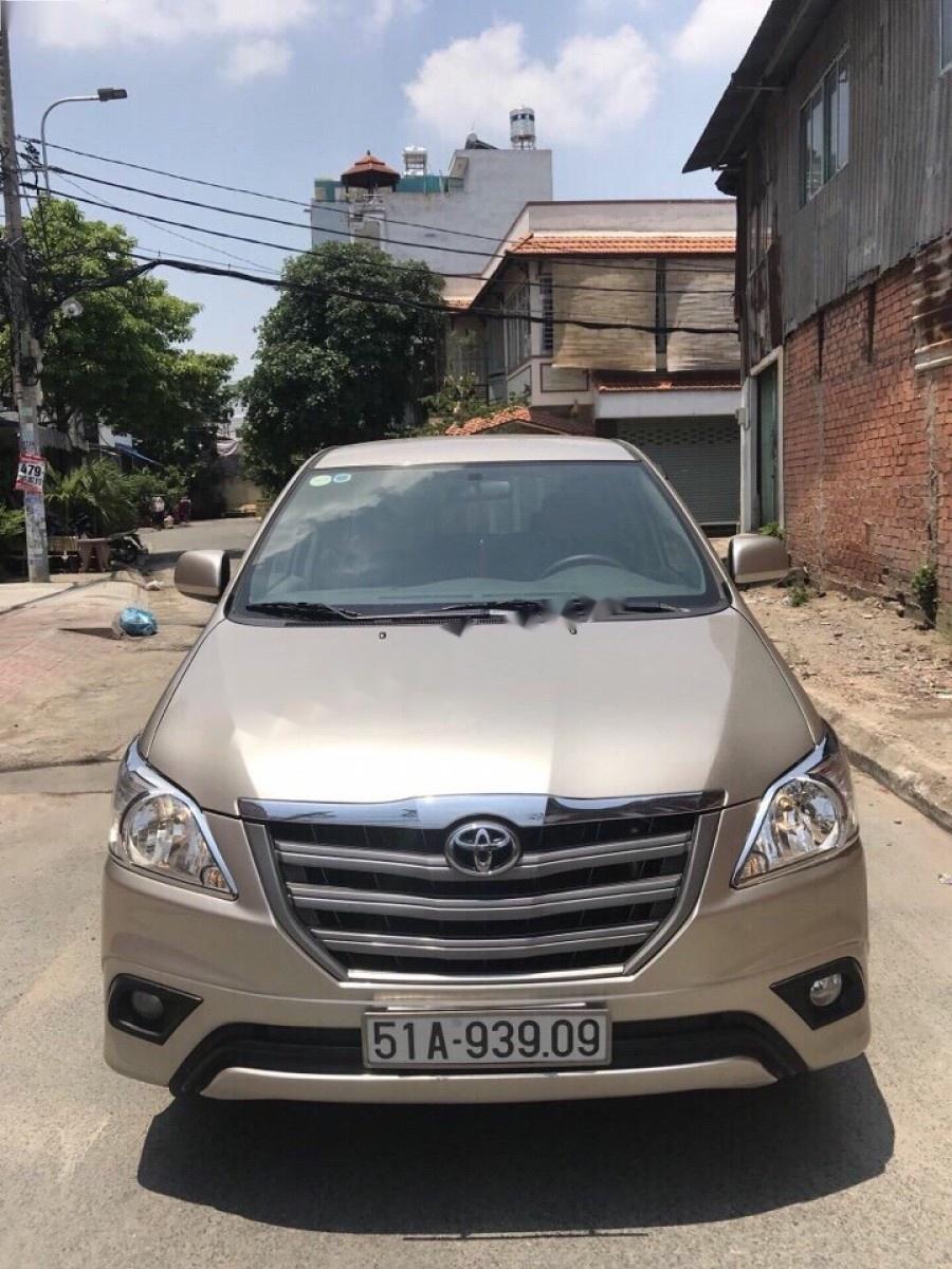 Toyota Innova 2.0E 2014 - Bán xe Toyota Innova 2.0E 2014, màu vàng cát