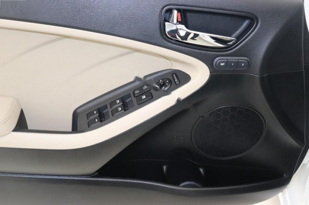 Kia Cerato 2.0 AT 2016 - Cần bán xe Kia Cerato 2.0 AT năm sản xuất 2016, màu trắng số tự động