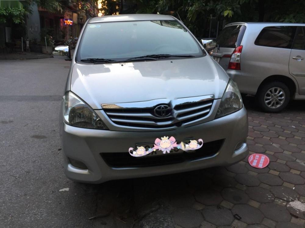 Toyota Innova 2011 - Cần bán Toyota Innova đời 2011, màu bạc số sàn, 480 triệu