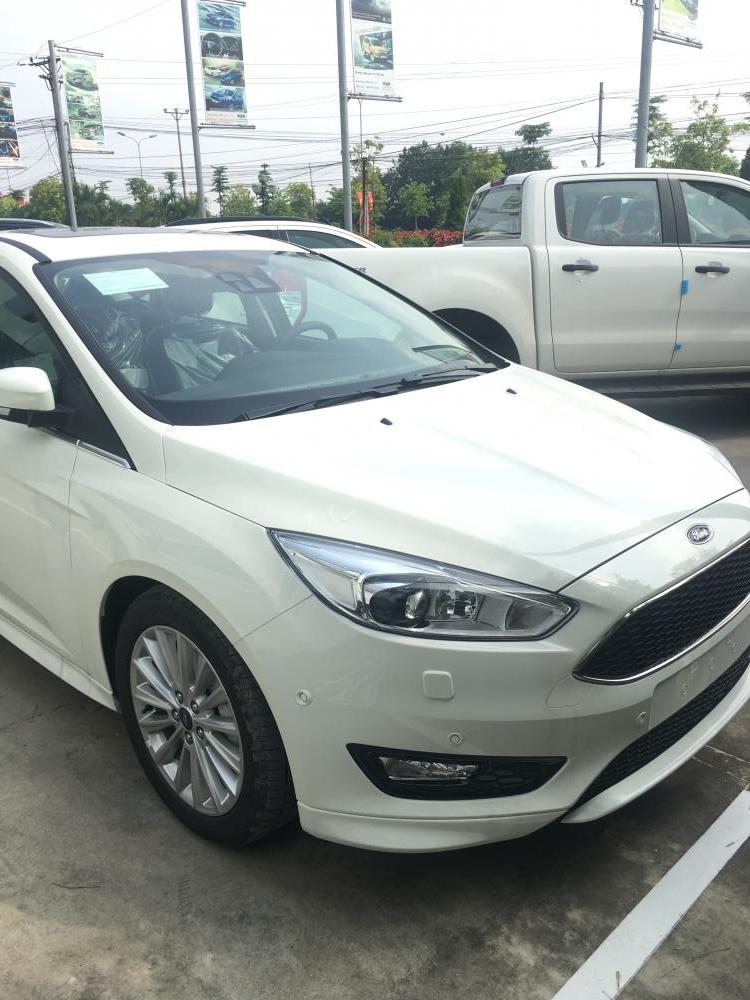 Ford Focus Titanium 2018 - Bán Ford Focus Titanium sản xuất 2018, màu trắng giá cạnh tranh