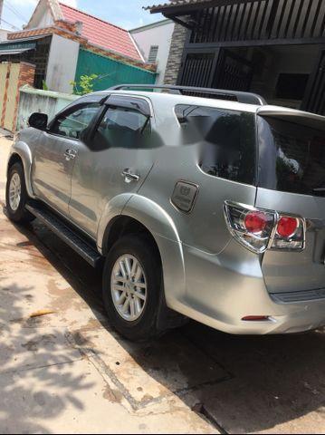Toyota Fortuner V 2014 - Cần bán xe Toyota Fortuner 2014, màu bạc xe gia đình, giá 739tr