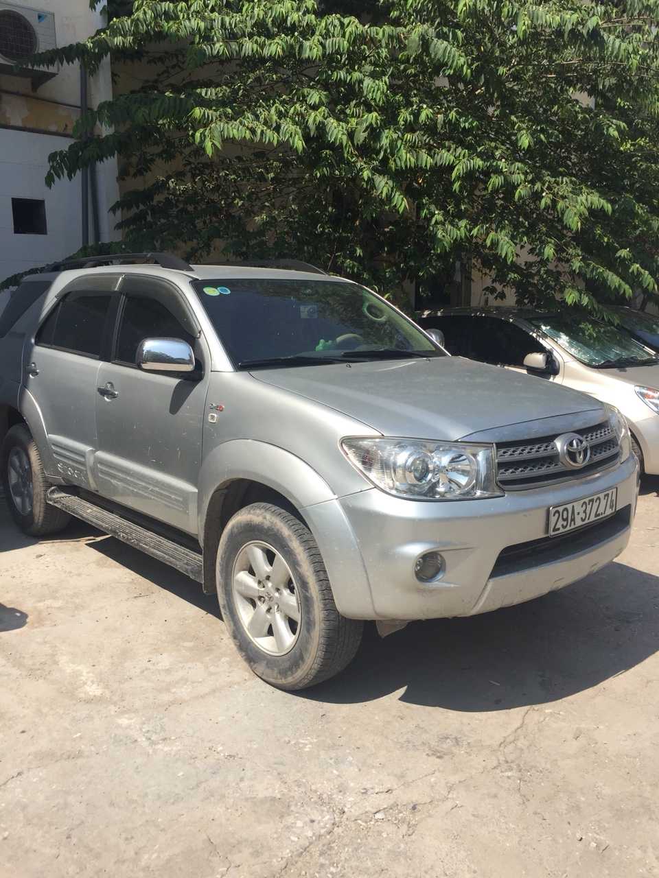 Toyota Fortuner 2011 - Bán ô tô Toyota Fortuner đời 2011, màu bạc xe gia đình