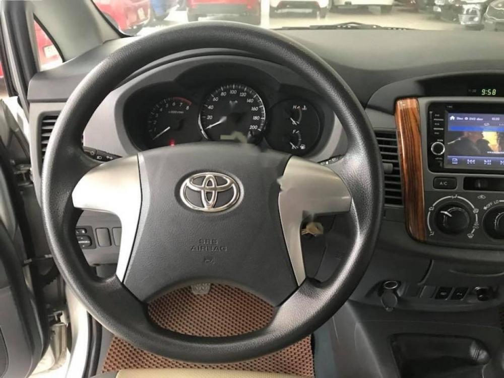 Toyota Innova 2.0E 2013 - Cần bán xe Toyota Innova 2.0E sản xuất năm 2013, màu bạc 