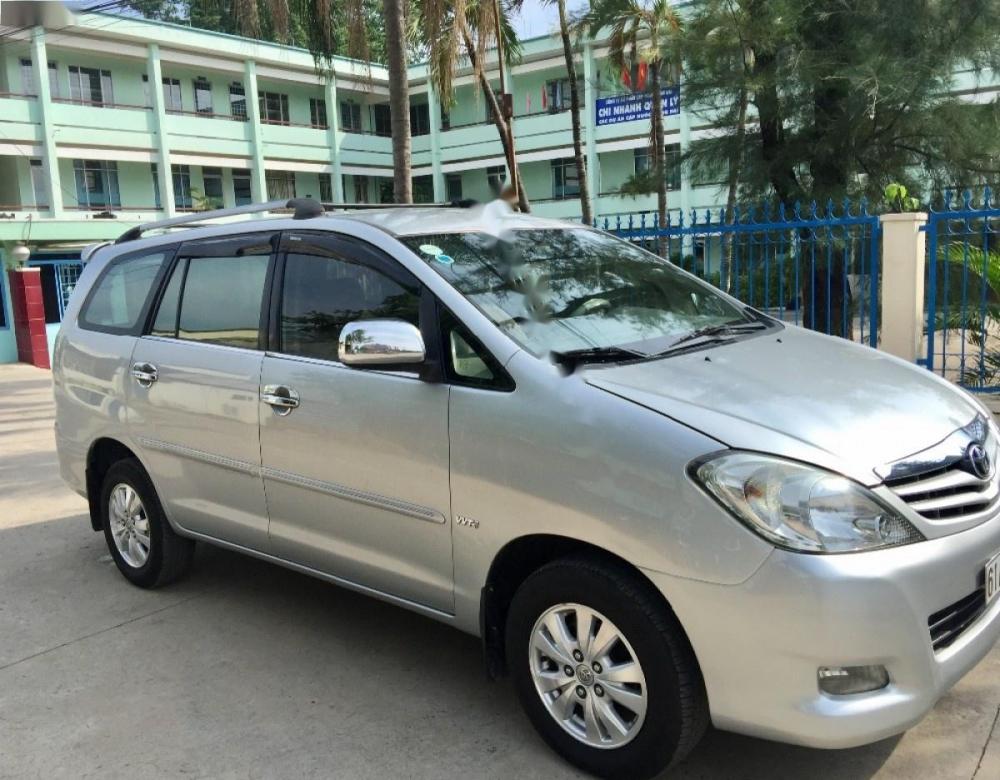 Toyota Innova 2010 - Bán Toyota Innova sản xuất năm 2010, màu bạc  