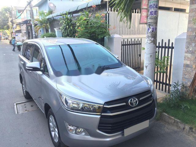 Toyota Innova 2017 - Bán Toyota Innova sản xuất năm 2017, màu xám số sàn