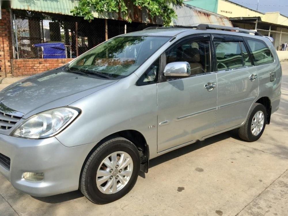 Toyota Innova 2010 - Bán Toyota Innova sản xuất năm 2010, màu bạc  