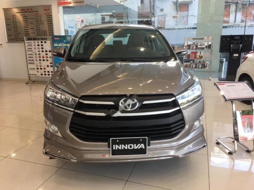 Toyota Innova 2.0E 2018 - Bán xe Toyota Innova 2.0E sản xuất 2018, màu xám