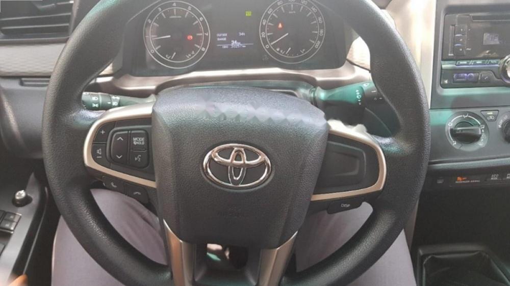 Toyota Innova E 2.0MT 2016 - Bán Toyota Innova E 2.0MT sản xuất 2016, màu xám