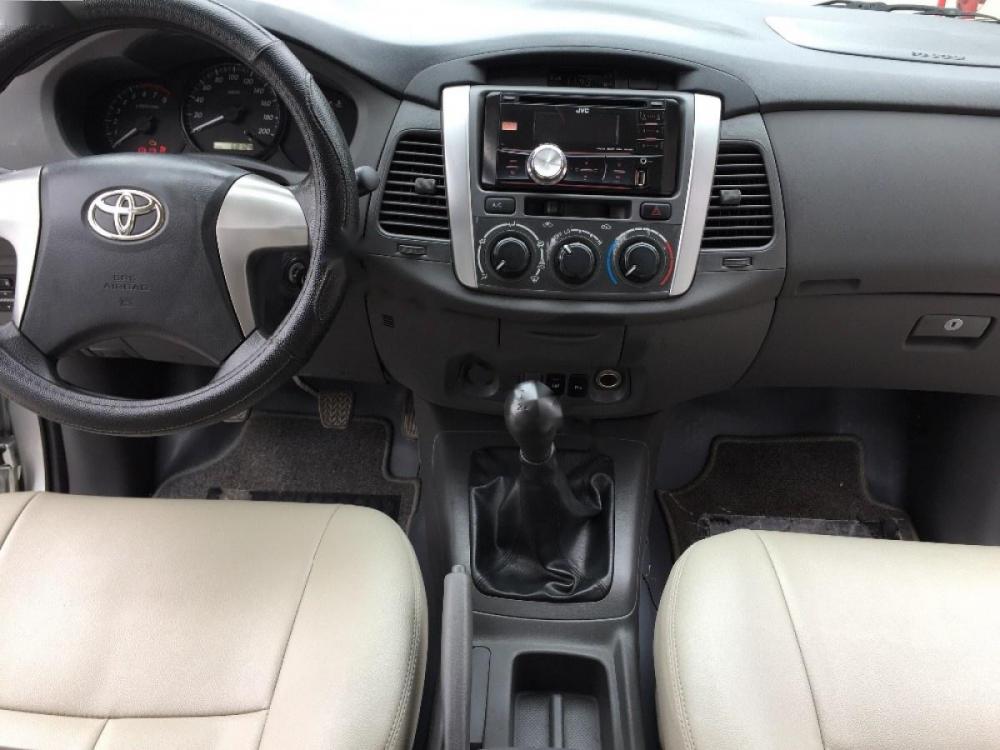 Toyota Innova 2.0E 2013 - Bán Toyota Innova 2.0E đời 2013, màu bạc