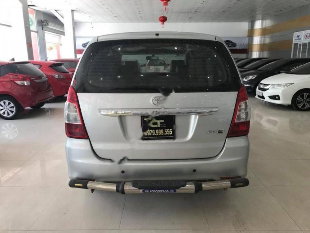 Toyota Innova 2.0E 2013 - Cần bán xe Toyota Innova 2.0E sản xuất năm 2013, màu bạc 