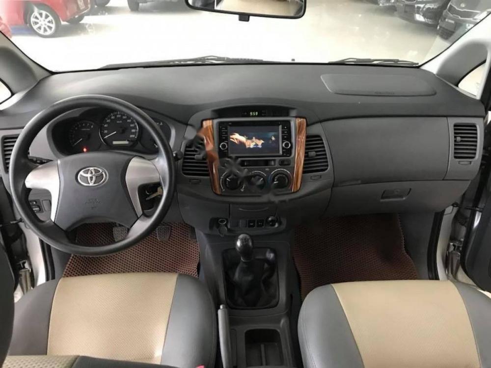 Toyota Innova 2.0E 2013 - Cần bán xe Toyota Innova 2.0E sản xuất năm 2013, màu bạc 