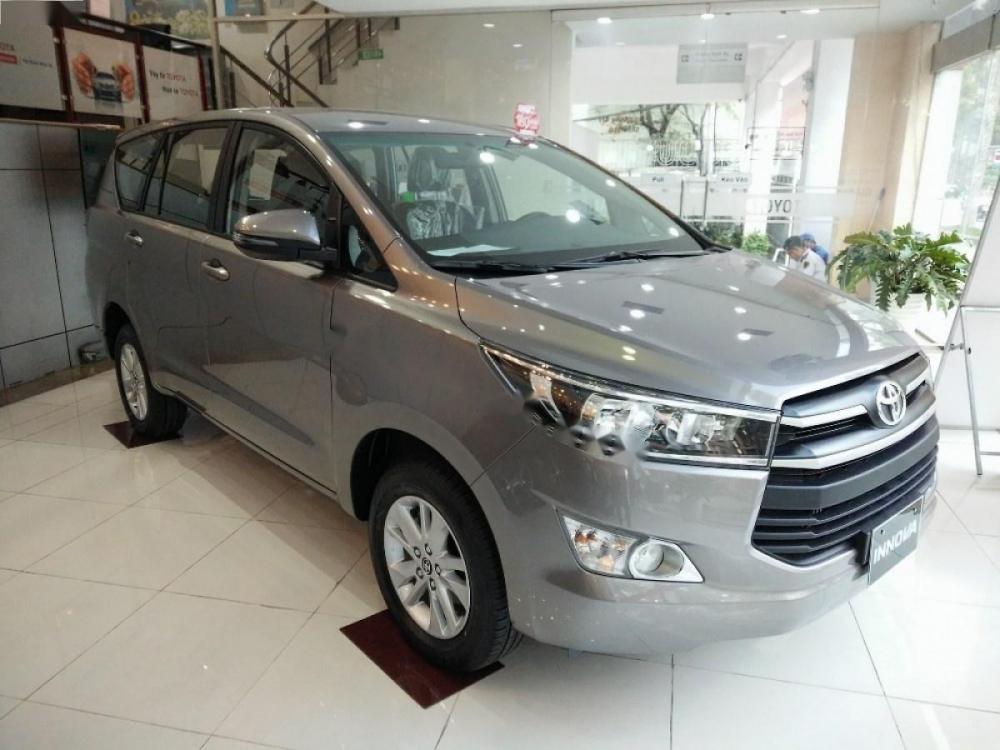 Toyota Innova 2.0E MT 2018 - Toyota Bến Thành bán Toyota Innova 2.0E MT 2018, màu xám