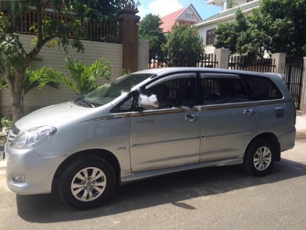 Toyota Innova G 2010 - Bán Toyota Innova G năm sản xuất 2010, màu bạc số sàn