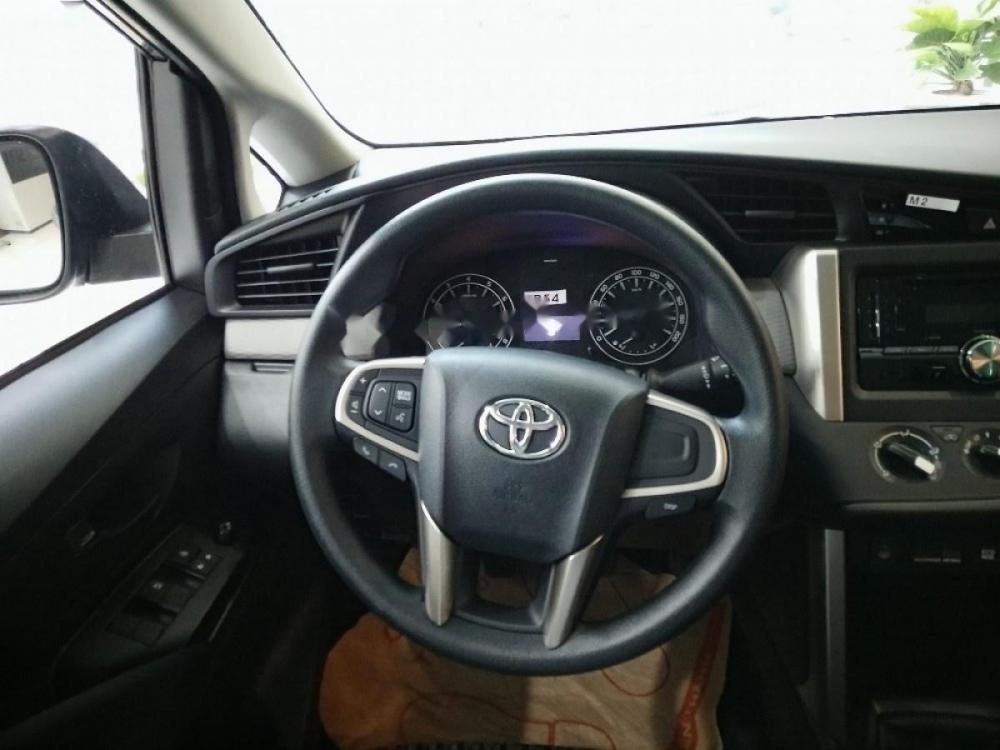 Toyota Innova 2.0E MT 2018 - Toyota Bến Thành bán Toyota Innova 2.0E MT 2018, màu xám