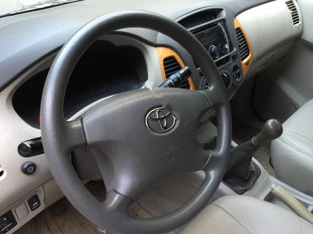 Toyota Innova 2011 - Cần bán Toyota Innova đời 2011, màu bạc số sàn, 480 triệu