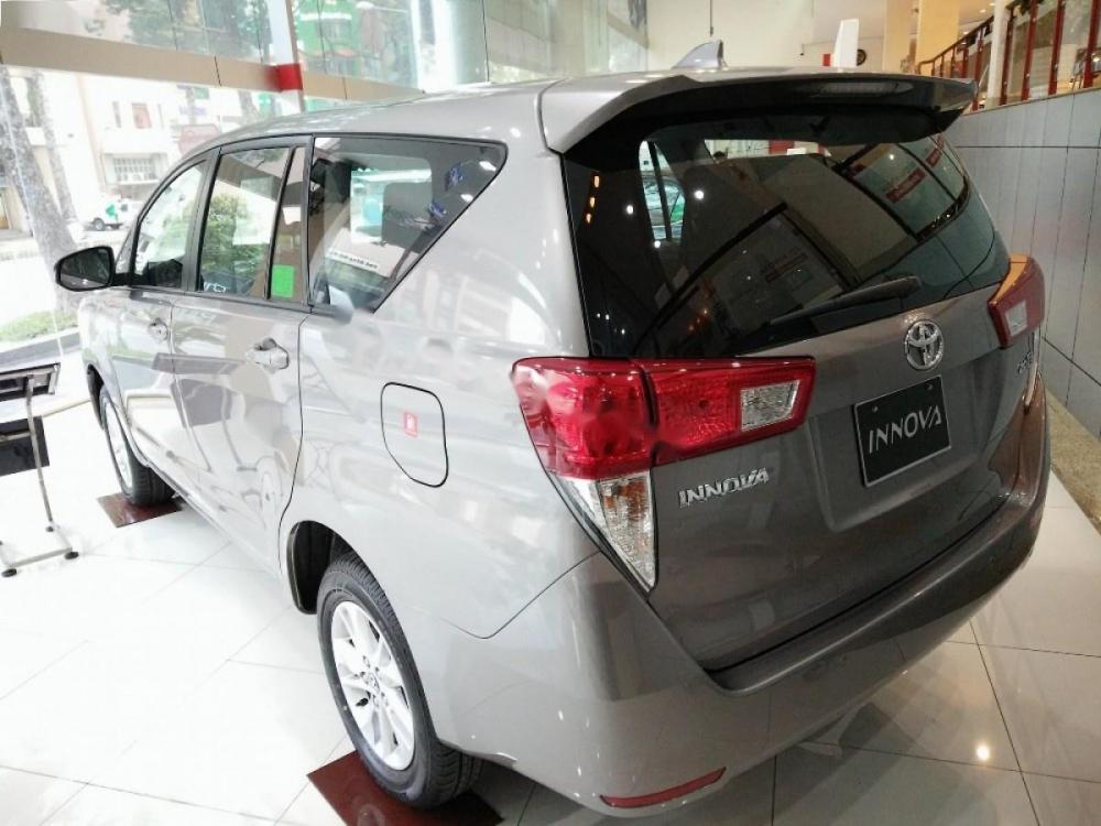 Toyota Innova 2.0E MT 2018 - Toyota Bến Thành bán Toyota Innova 2.0E MT 2018, màu xám