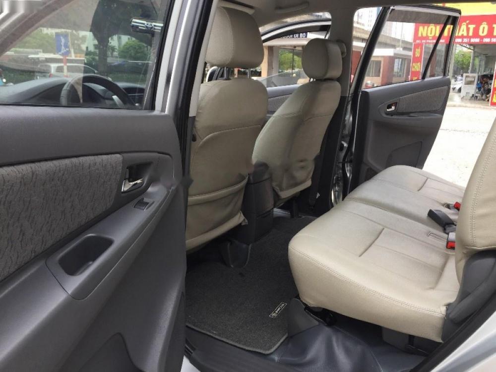 Toyota Innova 2.0E 2013 - Bán Toyota Innova 2.0E đời 2013, màu bạc