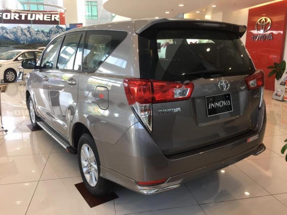 Toyota Innova 2.0E 2018 - Bán xe Toyota Innova 2.0E sản xuất 2018, màu xám