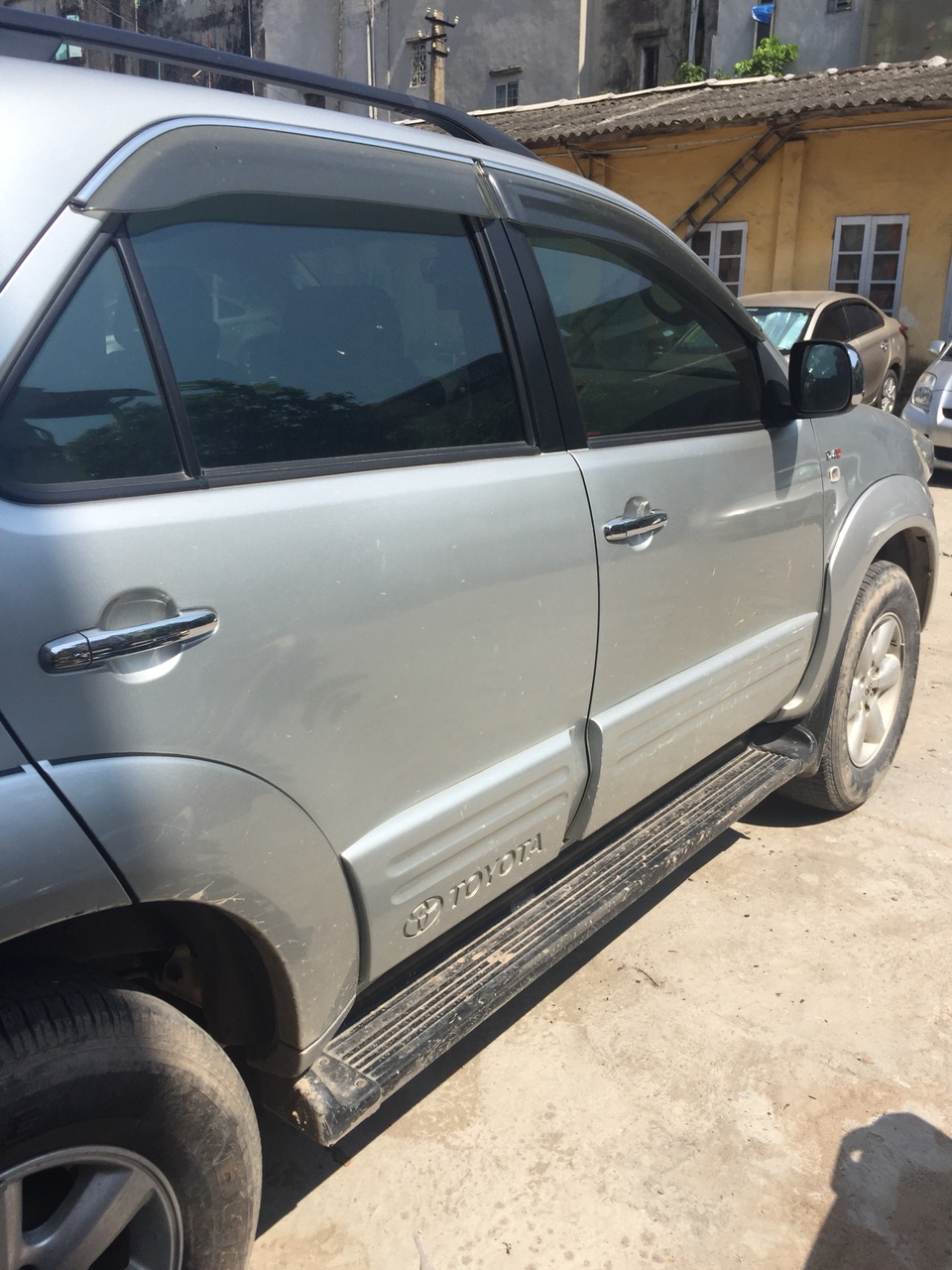 Toyota Fortuner 2011 - Bán ô tô Toyota Fortuner đời 2011, màu bạc xe gia đình