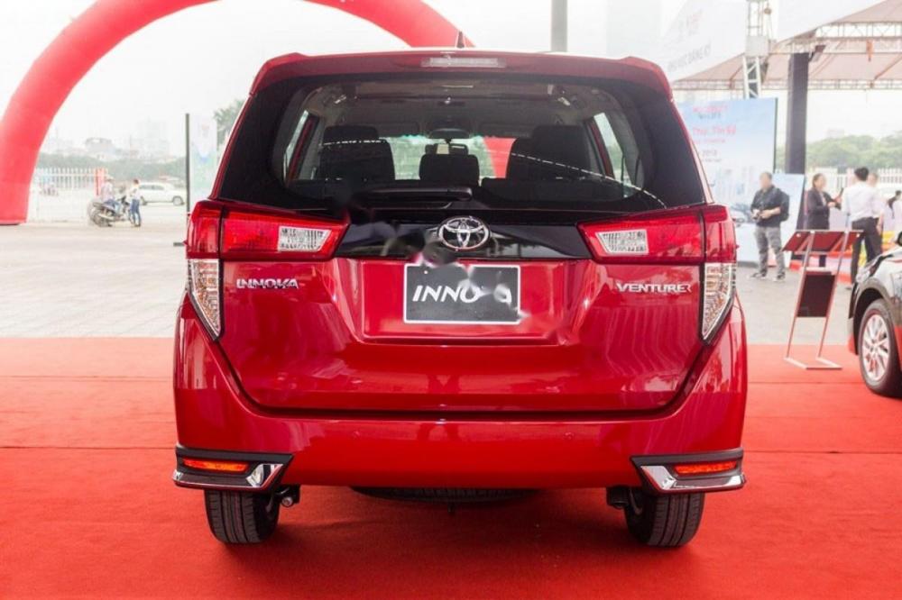 Toyota Innova 2.0 Venturer 2018 - Bán ô tô Toyota Innova 2.0 Venturer 2018, màu đỏ, giá 830tr