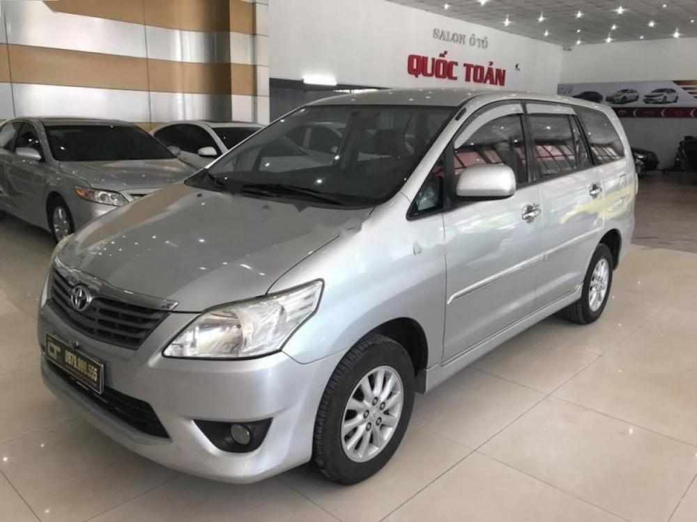 Toyota Innova 2.0E 2013 - Cần bán xe Toyota Innova 2.0E sản xuất năm 2013, màu bạc 