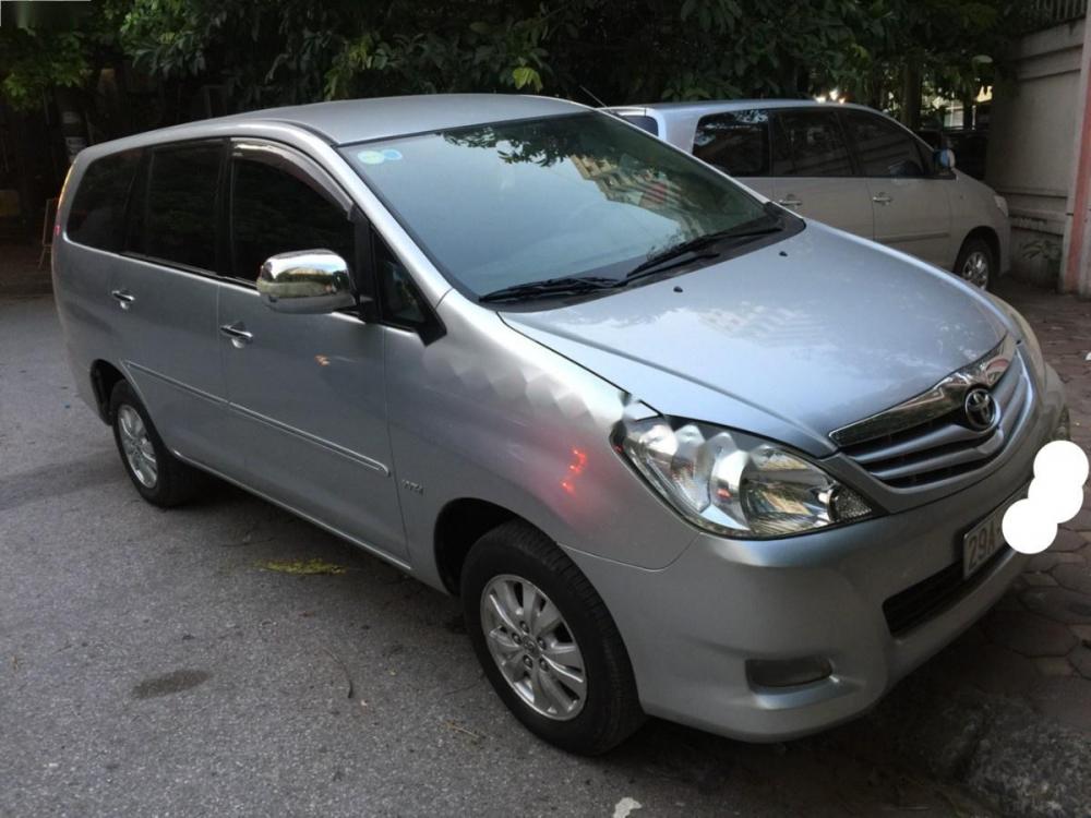 Toyota Innova 2011 - Cần bán Toyota Innova đời 2011, màu bạc số sàn, 480 triệu