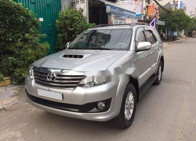 Toyota Fortuner G  2013 - Bán Toyota Fortuner G sản xuất 2013, màu bạc xe gia đình