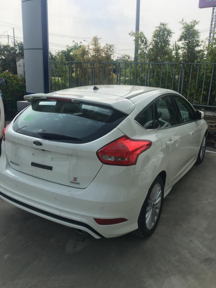 Ford Focus Titanium 2018 - Bán Ford Focus Titanium sản xuất 2018, màu trắng giá cạnh tranh