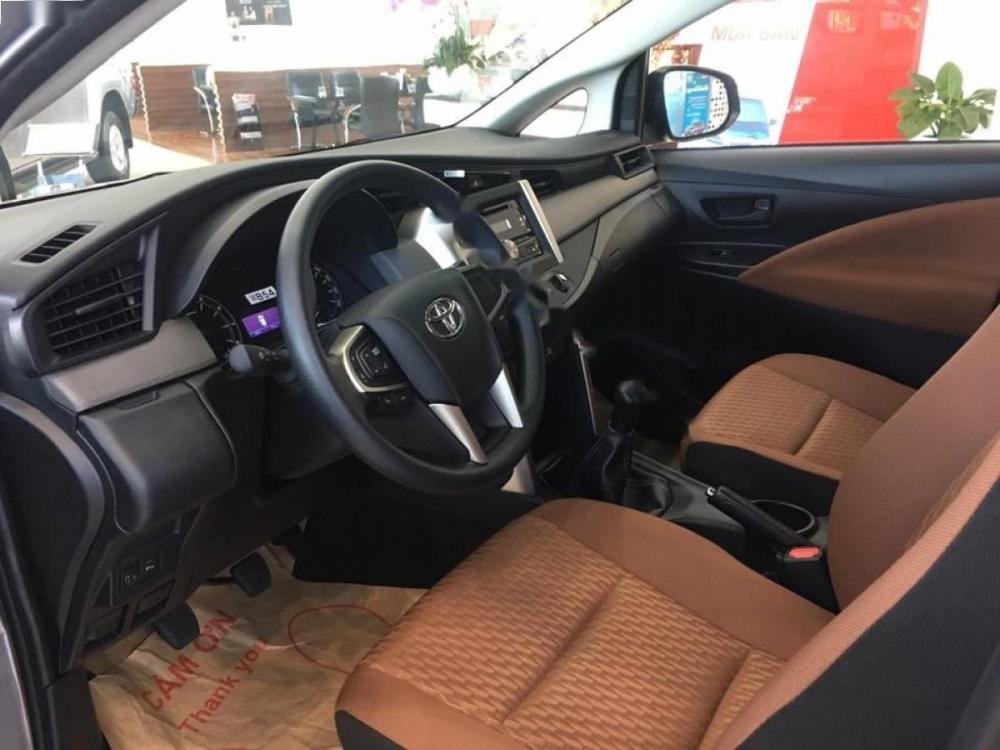 Toyota Innova 2.0E 2018 - Bán xe Toyota Innova 2.0E sản xuất 2018, màu xám