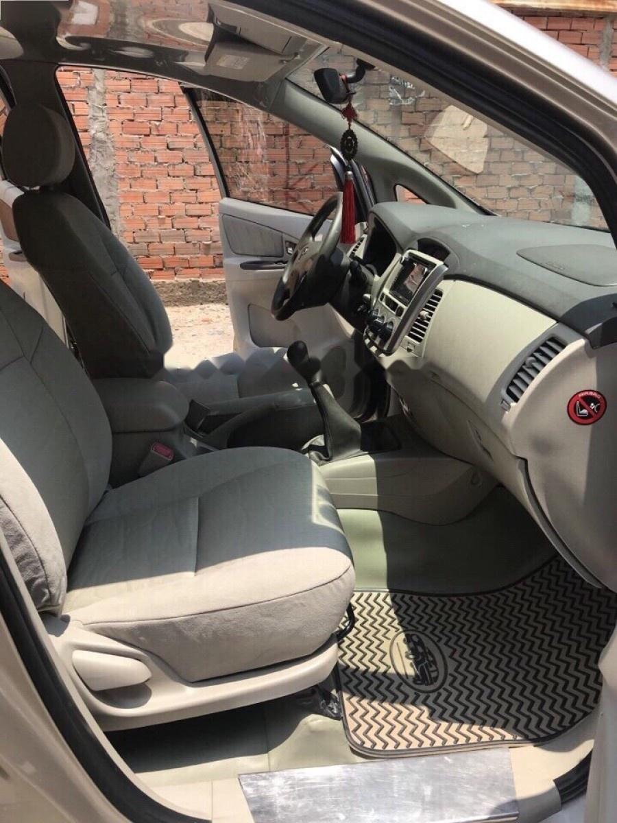 Toyota Innova 2.0E 2014 - Bán xe Toyota Innova 2.0E 2014, màu vàng cát