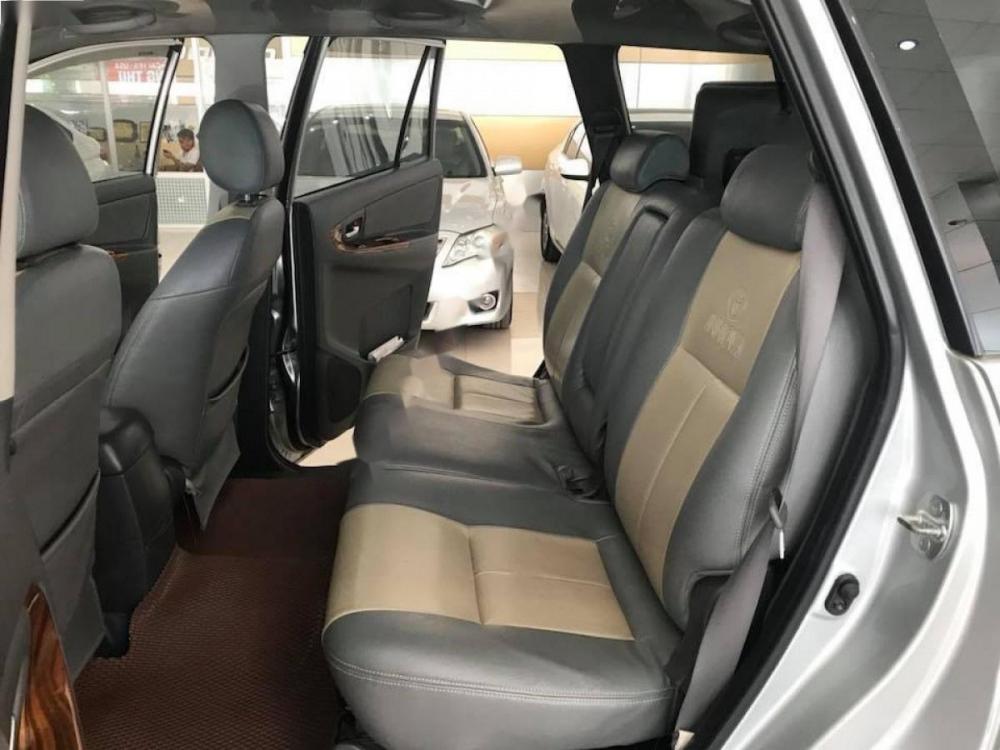 Toyota Innova 2.0E 2013 - Cần bán xe Toyota Innova 2.0E sản xuất năm 2013, màu bạc 